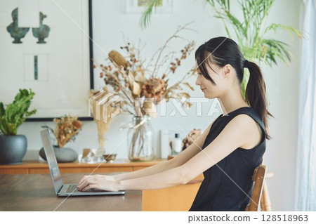 女人在家做遠程辦公 128518963