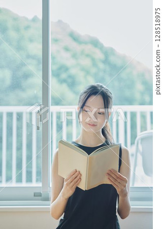 讀書的婦女在窗口邊 128518975