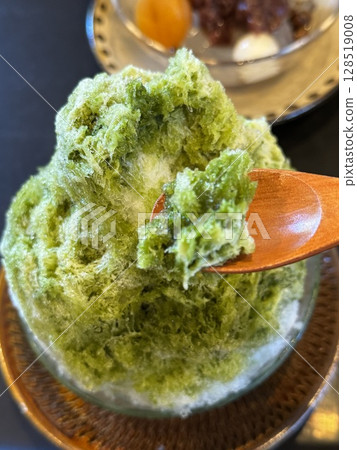 Refreshing matcha shaved ice 128519008