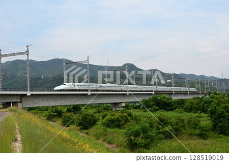 山陽新幹線飛馳在岡山縣吉井川大橋上 山陽新幹線飛馳在岡山縣吉井川大橋上 128519019