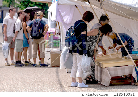 250709 Miyagawa Morning Market Illustration 111g001 128519051