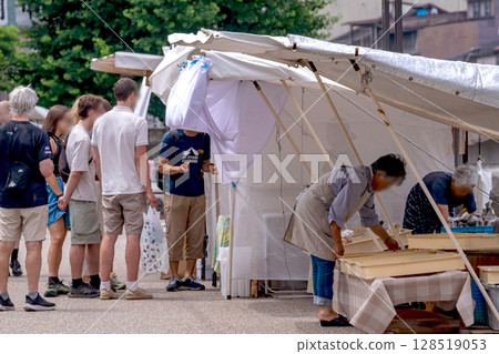 250709 Miyagawa Morning Market Illustration 111g010 128519053