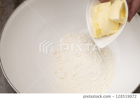 The process of making tart dough: Knead the dough, stretch it, and place it in a tart mold. 128519072