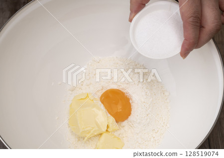 撻皮製作流程：將麵團揉勻，拉長，放入塔模中。 128519074