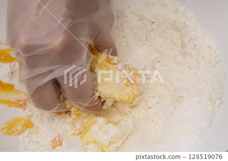 The process of making tart dough: Knead the dough, stretch it, and place it in a tart mold. The process of making tart dough: Knead the dough, stretch it, and place it in a tart mold. 128519076