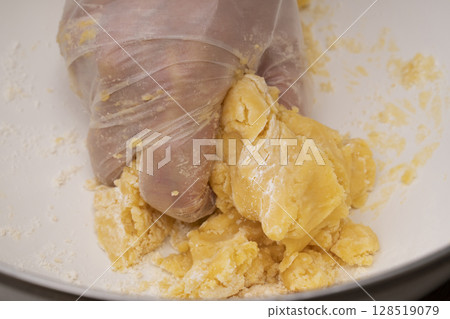 The process of making tart dough: Knead the dough, stretch it, and place it in a tart mold. The process of making tart dough: Knead the dough, stretch it, and place it in a tart mold. 128519079