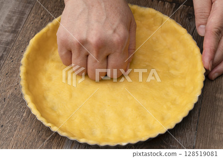 撻皮製作流程：將麵團揉勻，拉長，放入塔模中。 128519081