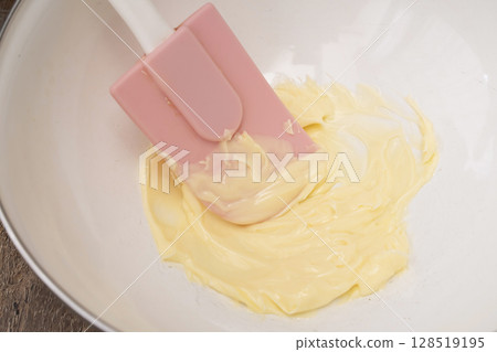 製作杏仁奶油並將其倒入塔皮中。 128519195