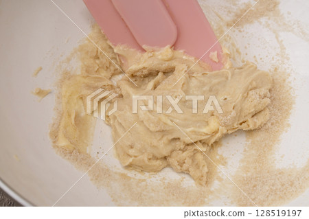 製作杏仁奶油並將其倒入塔皮中。 128519197