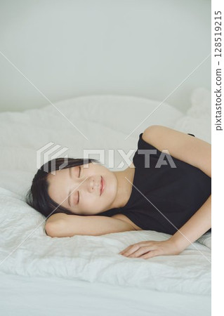 睡覺在床上的一位小姐 128519215
