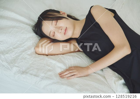 睡覺在床上的一位小姐 睡覺在床上的一位小姐 128519216