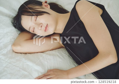 睡覺在床上的一位小姐 睡覺在床上的一位小姐 128519218