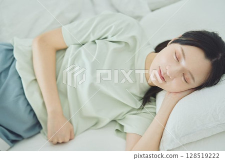 睡覺在床上的一位小姐 睡覺在床上的一位小姐 128519222