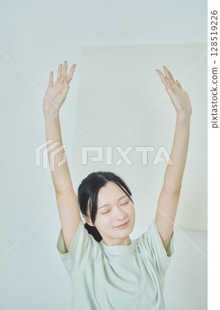 Women stretching 128519226