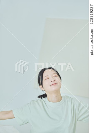 Women stretching Women stretching 128519227