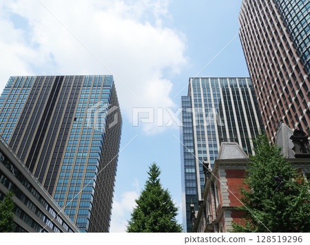Blue sky seen through the gap between skyscrapers | Marunouchi 128519296