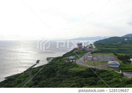 從津輕半島的龍飛岬眺望津輕海峽的冬日風景,向南可看到歌碑、國道階梯等風景(青森縣外濱町) 從津輕半島的龍飛岬眺望津輕海峽的冬日風景,向南可看到歌碑、國道階梯等風景(青森縣外濱町) 128519687