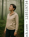 放鬆在森林浴的婦女 128519734