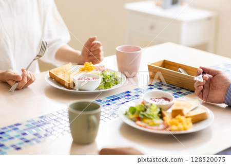 Husband and wife at breakfast 128520075