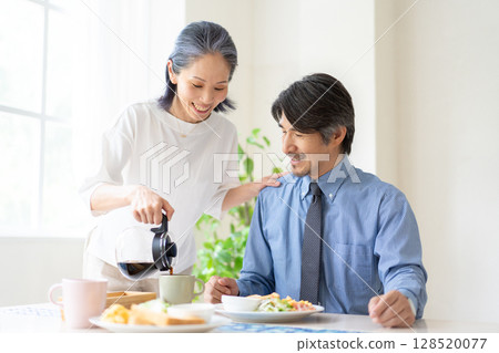 A woman poured coffee 128520077