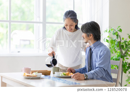 A woman poured coffee 128520078