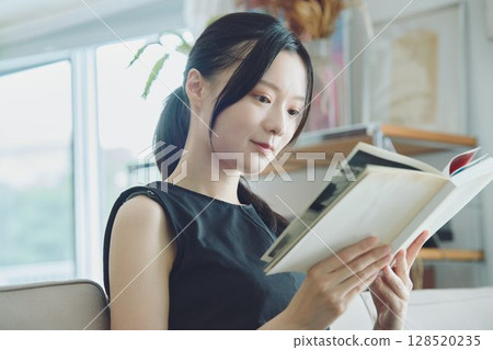 一位女士在客廳裡讀書 128520235