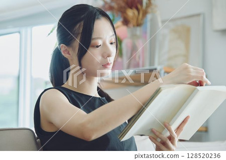 一位女士在客廳裡讀書 128520236