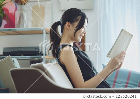 一位女士在客廳裡讀書 128520241