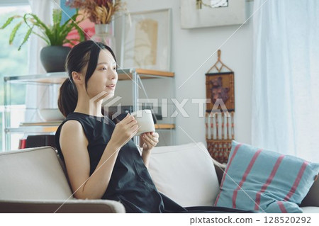 在客廳喝咖啡的女人 128520292