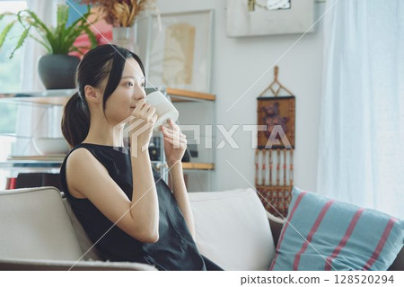 在客廳喝咖啡的女人 128520294