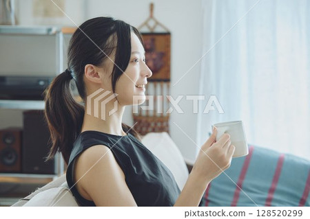 在客廳喝咖啡的女人 128520299