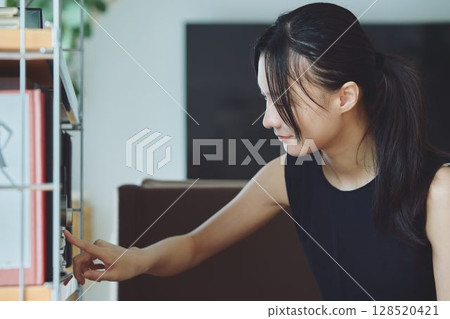 一名正在玩音頻的女子 128520421