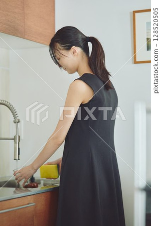 洗衣服的女性 128520505