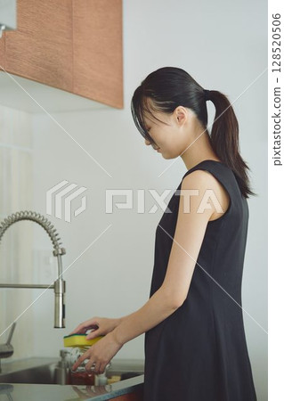 洗衣服的女性 128520506