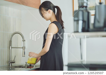 洗衣服的女性 128520507