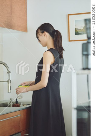 洗衣服的女性 洗衣服的女性 128520508