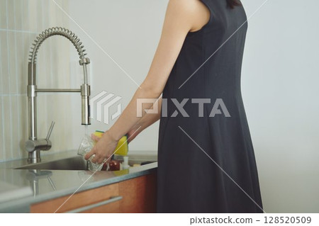 洗衣服的女性 128520509