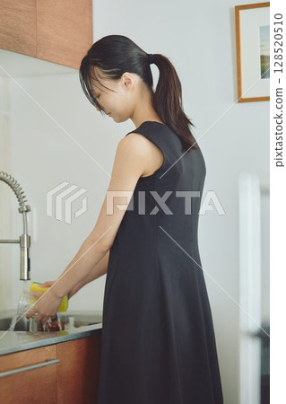 洗衣服的女性 128520510