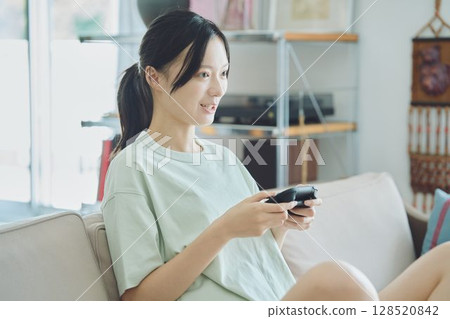 在客廳玩遊戲的女人 128520842