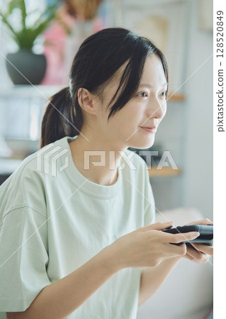 在客廳玩遊戲的女人 128520849