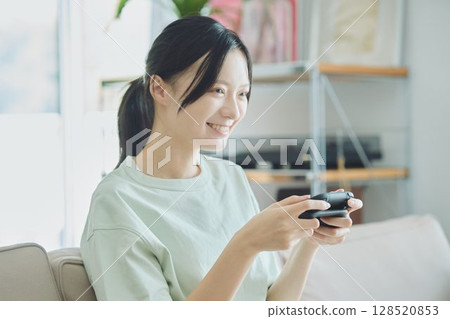 在客廳玩遊戲的女人 在客廳玩遊戲的女人 128520853