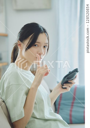 在客廳玩遊戲的女人 128520854