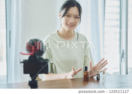 分發視頻的年輕女子 128521127