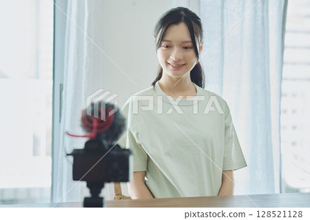 分發視頻的年輕女子 128521128