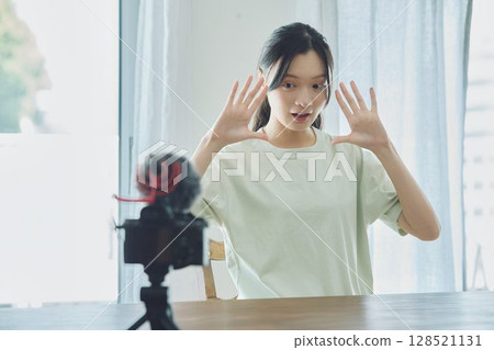 分發視頻的年輕女子 128521131