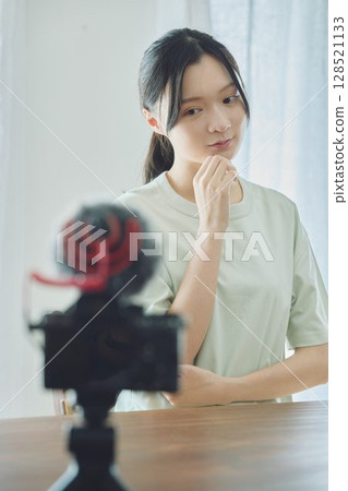 分發視頻的年輕女子 128521133