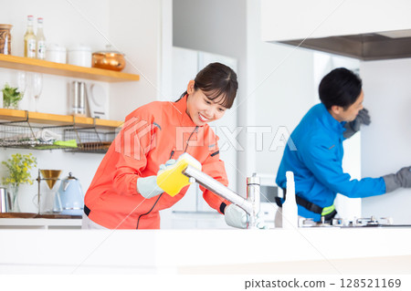 房屋清潔人員清潔廚房 房屋清潔人員清潔廚房 128521169