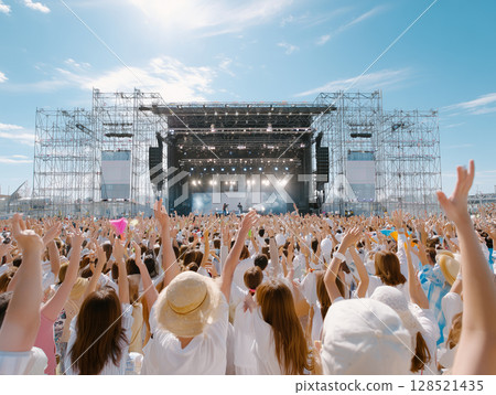 藍天白雲、陽光明媚的戶外現場活動 藍天白雲、陽光明媚的戶外現場活動 128521435