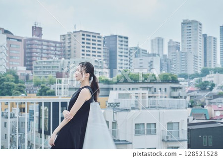 在陽台上放鬆的女人 128521528