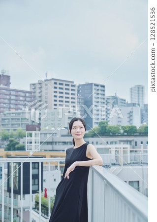 在陽台上放鬆的女人 在陽台上放鬆的女人 128521536